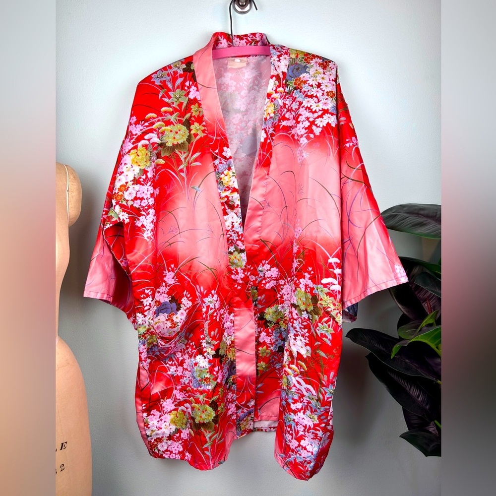 40 . Vintage 🌸 90s Red Kimono Style Robe Floral Silky Soft Loungewear
